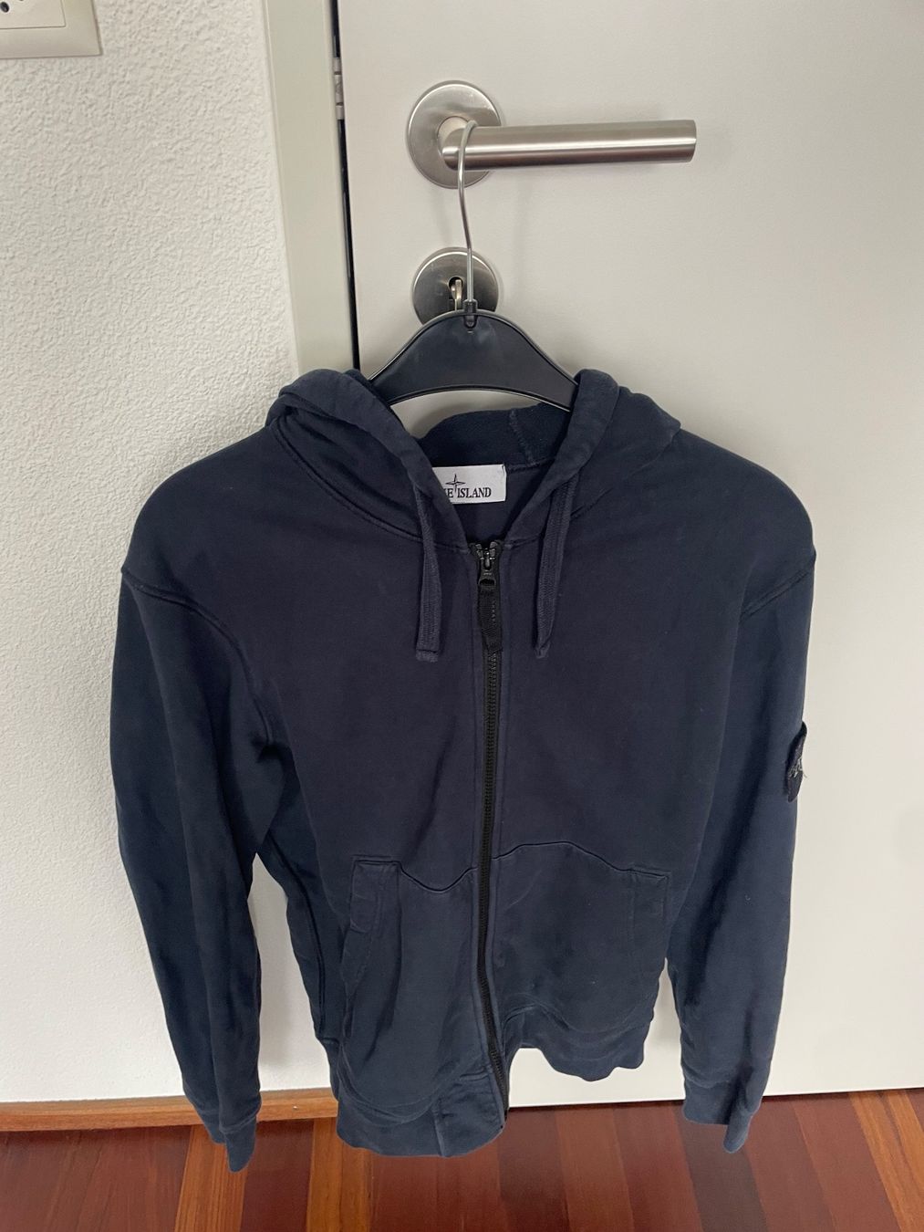 Pullover & Sweatshirts: Kapuzenpullover Stone Island dunkelblau Grösse M – Gebraucht aus Bubikon von mil_qmf9