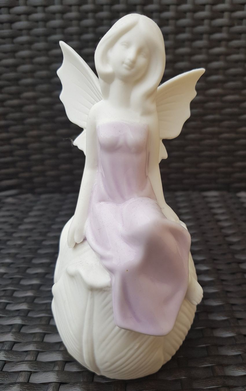 Statuette: ENGEL sitzend mit Flügel – Usato da Killwangen venduto da Marc-Antonio