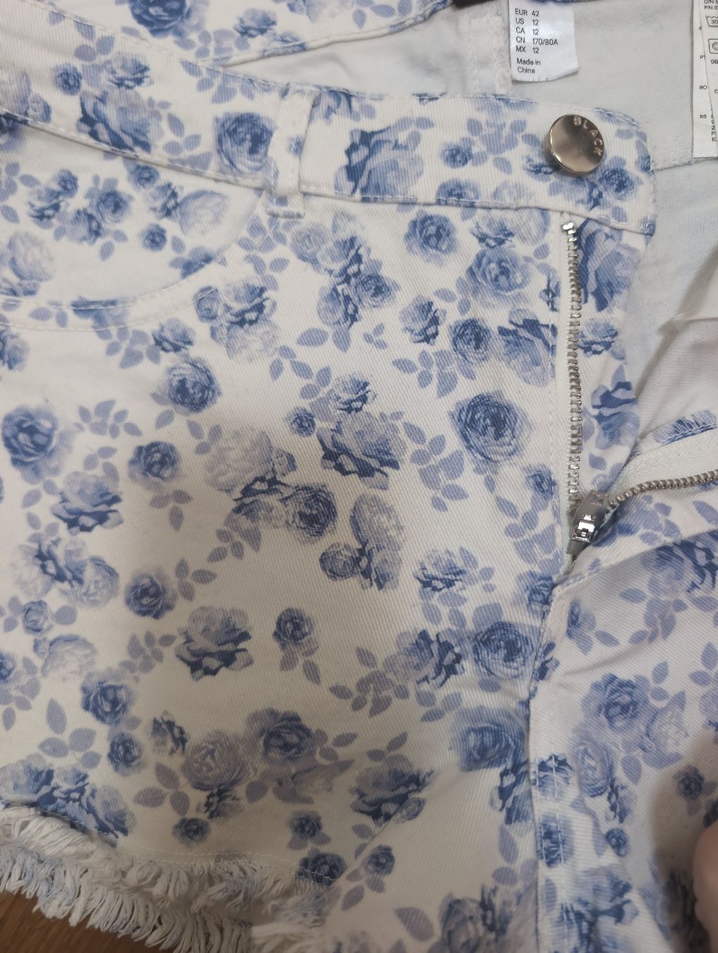 H&M Pantaloni: Short liberty blanc/bleu, taille haute – Usato da Fribourg venduto da MathiiR 1