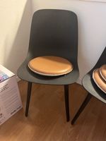4 schwarze Stühle mit Sitzkissen