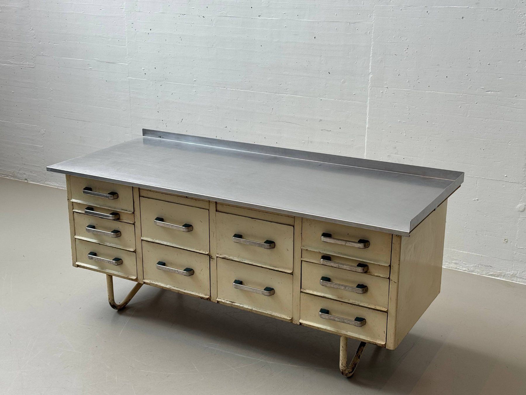 Kommoden: Industrie-Sideboard mit Edelstahlplatte, Ateliermöbel – Gebraucht aus Zürich von LeMoege 6