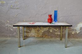 Table basse en céramique au décor abstrait multicolore