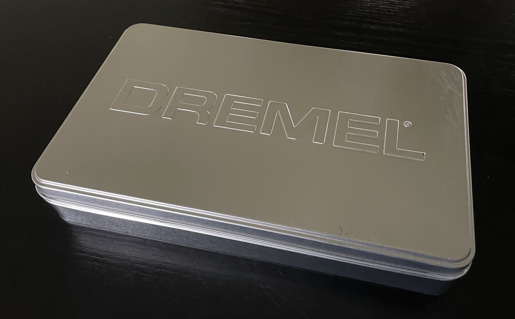 Contenitori & Simili: Blechdose Dose Behälter DREMEL Klappdeckel Metall silberfarb – Nuovo (secondo la descrizione) da Oftringen venduto da allesmeins