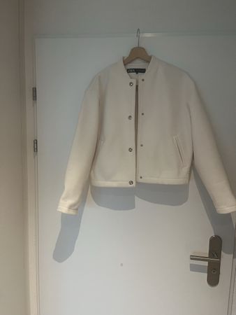 Zara Cream Bomber Jacket XS - Cute and Cosy for Autumn!