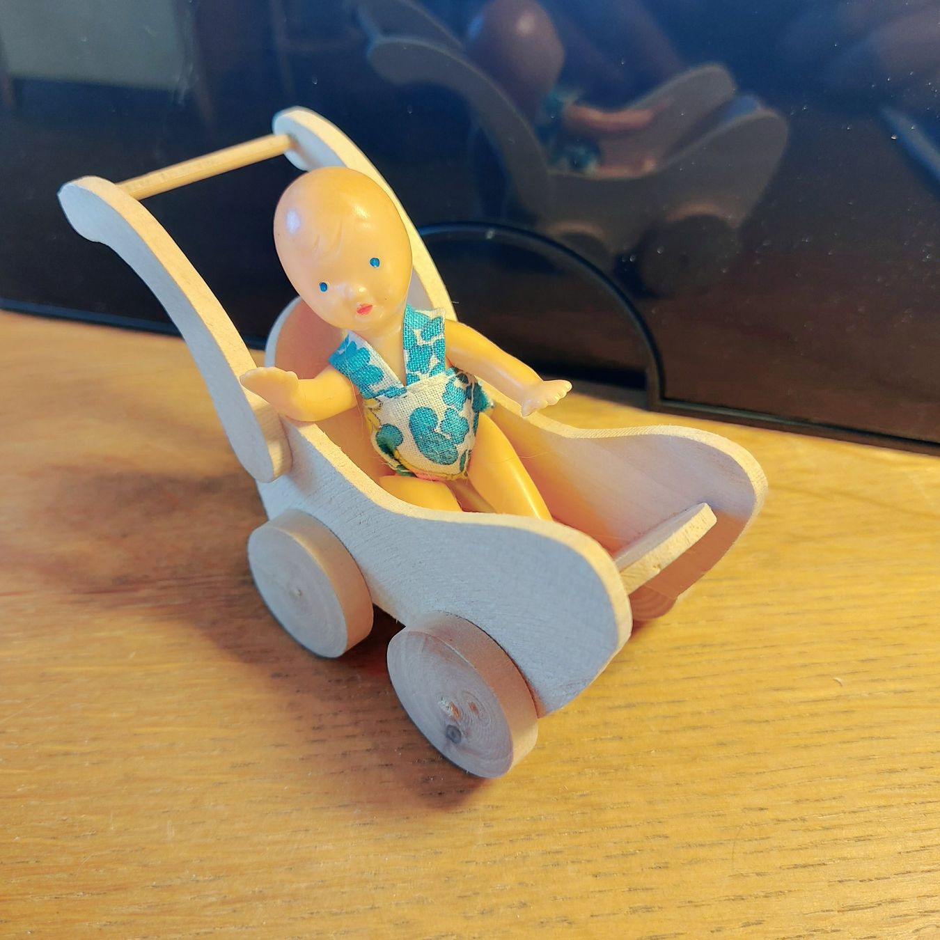 Puppenhäuser & -möbel: Puppenstuben Wagen mit Puppe – Gebraucht aus Schlieren von  2