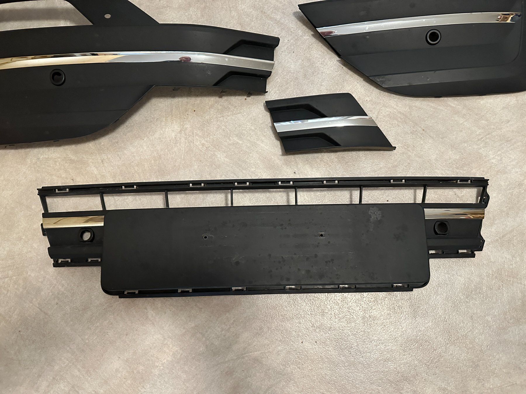 VW Tutti pezzi di ricambio auto: VW T6.1 Gitterset / Blenden für Stossfänger – Usato da Jona venduto da ma_schi 3