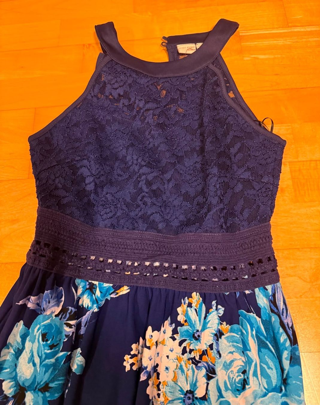 Vestiti: Langes Kleid mit Blumenmuster Dunkelblau Grösse 36 – Nuovo (secondo la descrizione) da Schwarzenbach SG venduto da benifrick 1