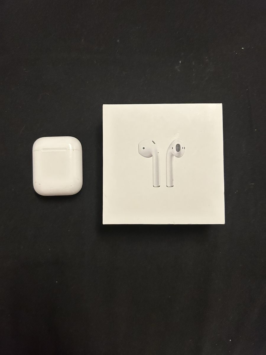 Apple Kopfhörer: Apple Airpods Case – Gebraucht aus Hergiswil NW von kimwettstein