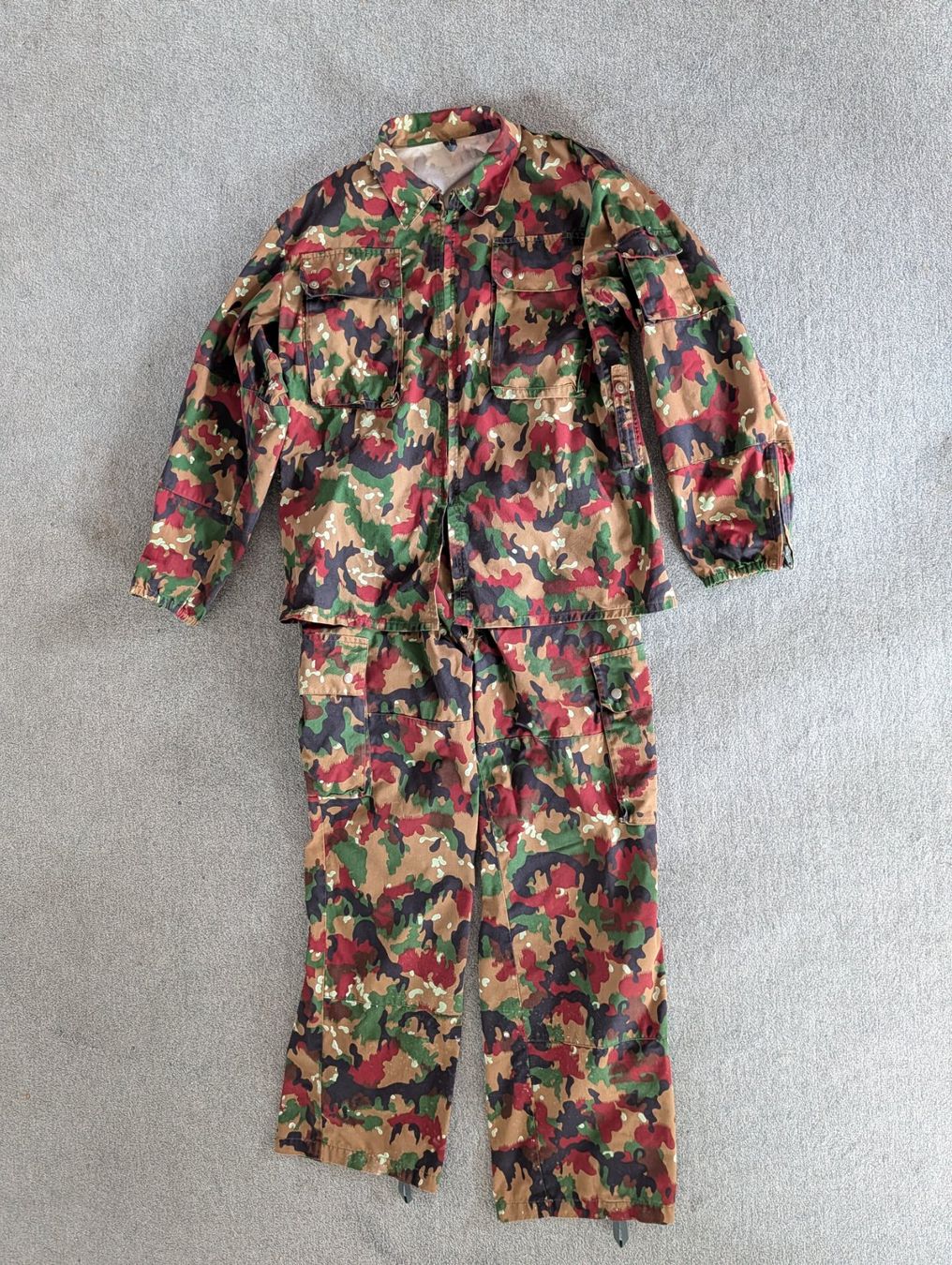 Schweizer Armee Uniformen: Schweizer Armee Camouflage Anzug - Grösse L – Gebraucht aus Herisau von apo_bxx7