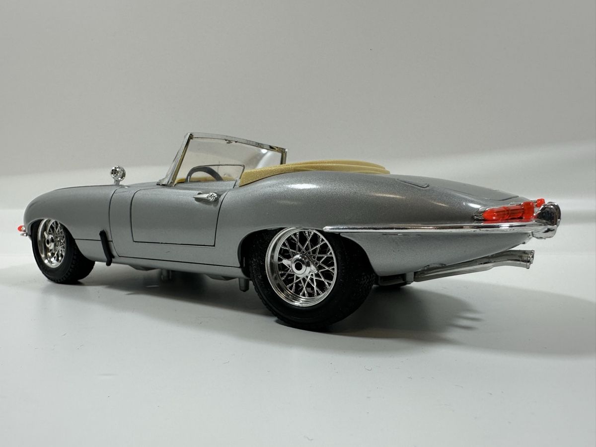 Bburago Modellini d'auto: 1961 Jagaur E Type Cabriolet 1:18, silbrig, BBURAGO – Usato da Zofingen venduto da rf9_x2xt 3