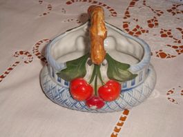 Henkelkörbchen aus Porzellan m. Kirschen