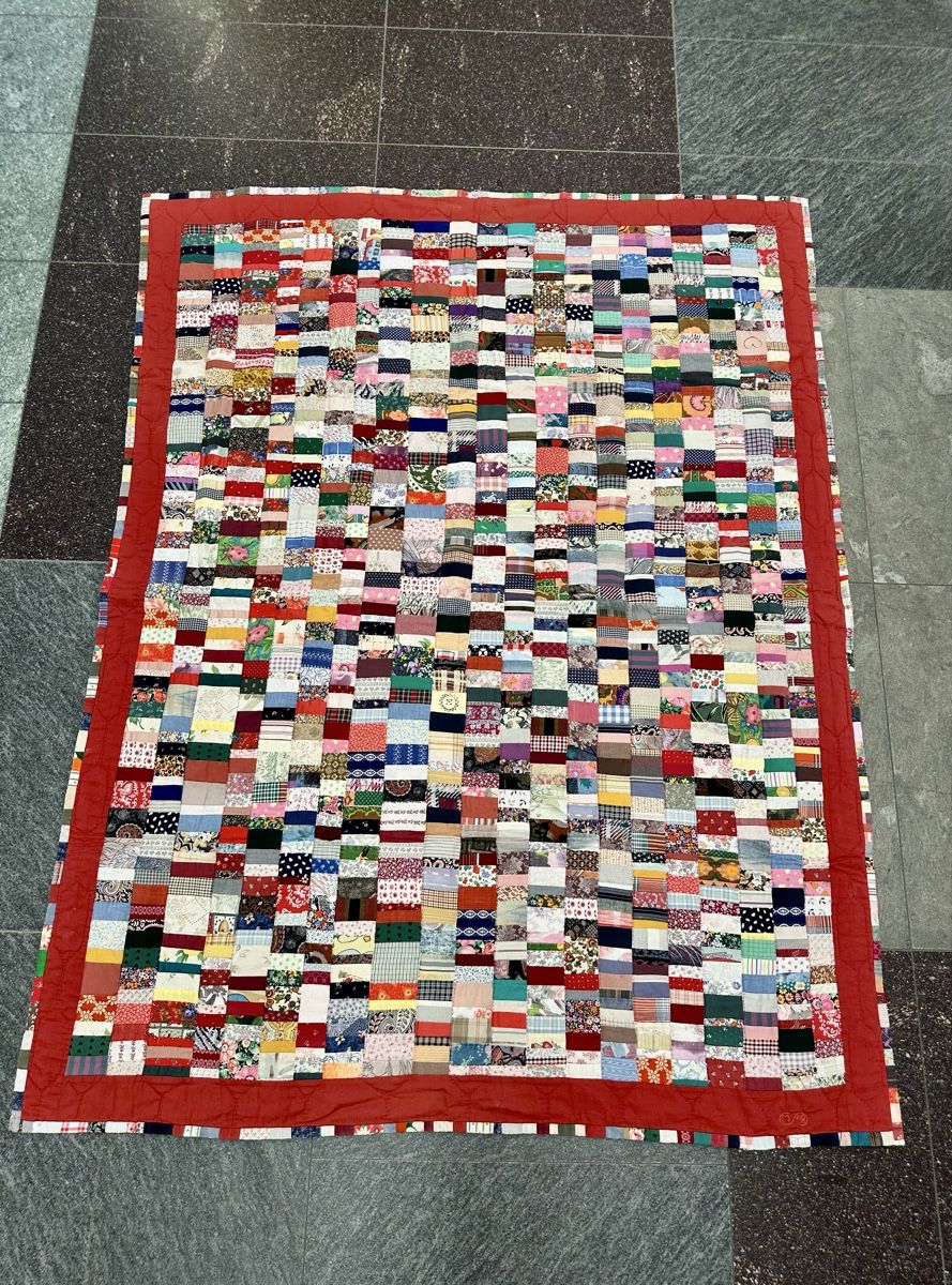 Decken: Patchwork Decke handgefertigt bunt mit rotem Rand – Gebraucht aus Zürich von eri_2ctx
