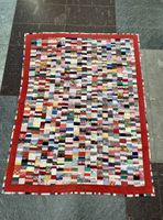 Patchwork Decke handgefertigt bunt mit rotem Rand