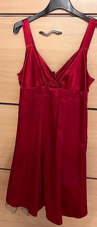 Vestiti: Vendo abito festivo rosso – Usato da Jona venduto da sen_vd8v 1