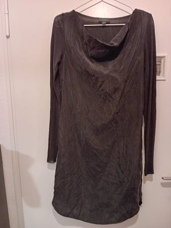 Elegantes schwarzes Kleid von COS mit Wasserfallausschnitt