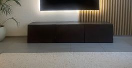 CHF 60: Ikea BESTA TV-Bank mit Türen, schwarzbraun
