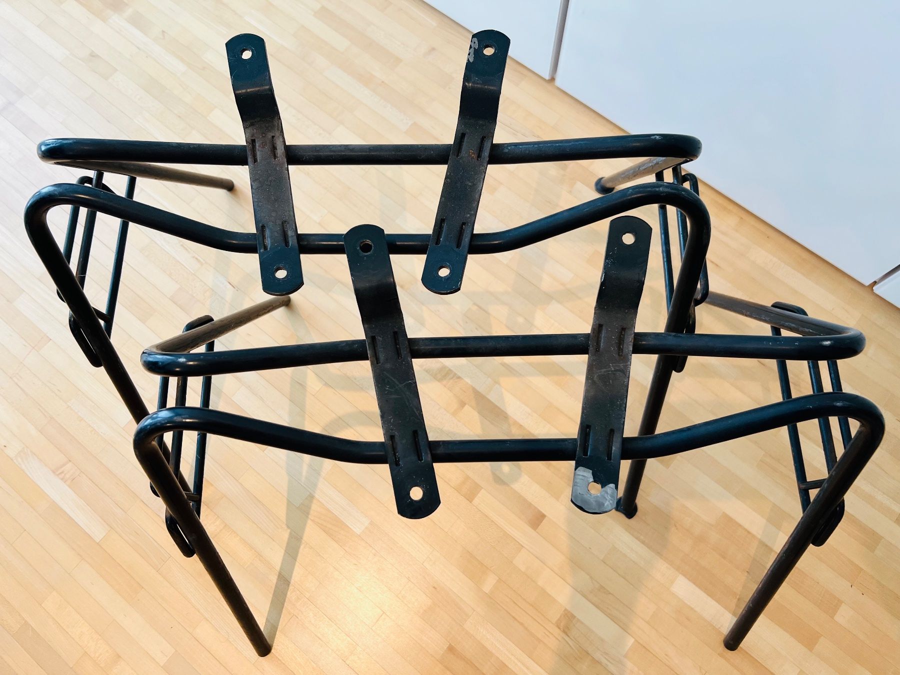 Eames Sedie: 2 Herman Miller Eames Vitra Stacking Base - Original – Usato da Egg b. Zürich venduto da MEGA-SALE 2
