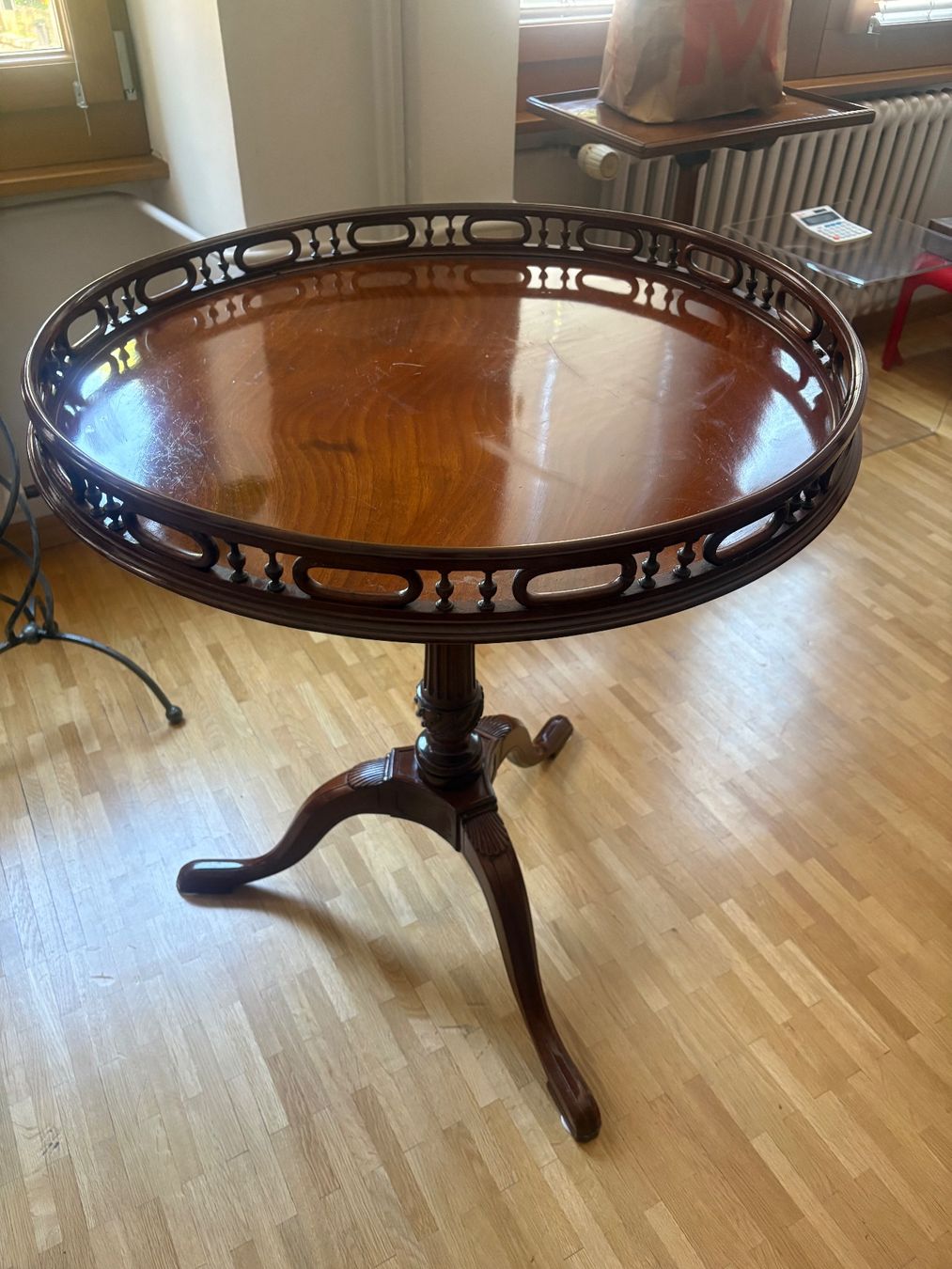 Tavoli: Guéridon style Chippendale - Table Tripode en Acajou – Usato da Genève venduto da Deldi13 4