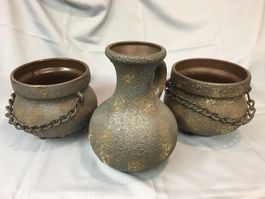 3 rustikale Übertöpfe mit Kette und Blumenvase
