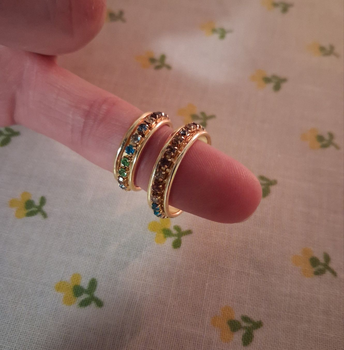 Anelli: 2 bunte Ringe, Modeschmuck, Goldfarben, NEU! – Nuovo e nell'imballaggio originale da Wald ZH venduto da e8e 1