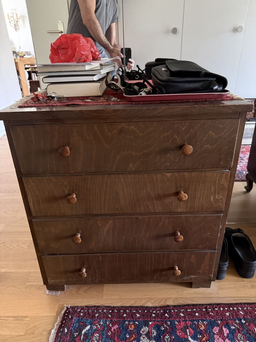 Cassettiere: schlichte Vintage-Kommode mit 4 Schubladen – Usato da Adliswil venduto da misdemeanor2