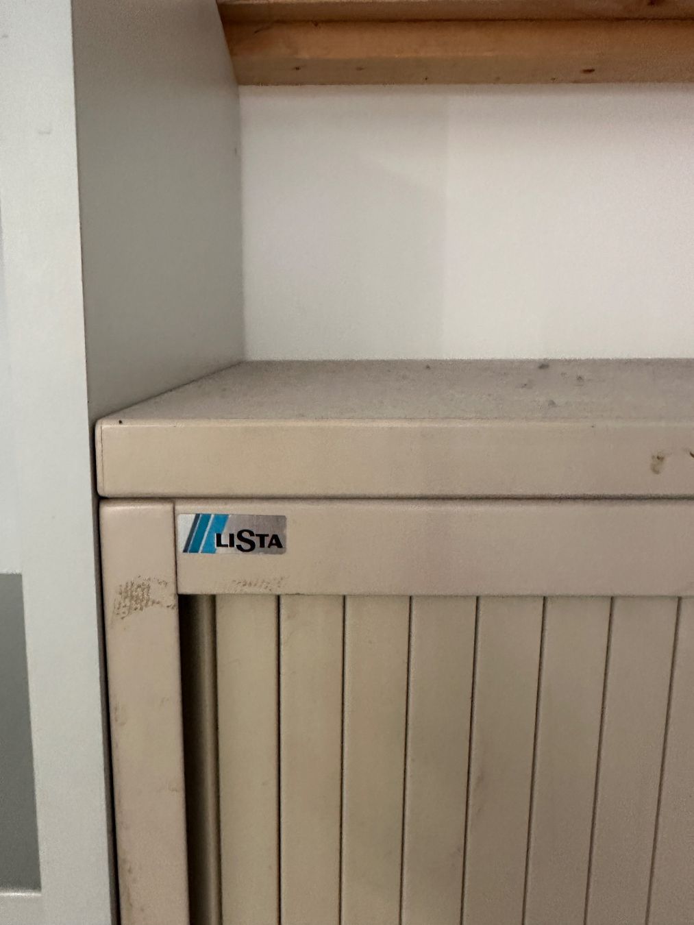 Lista Armadi: Lista Rollschrank Metall – Usato da Winterthur venduto da StiftungSchleife 2