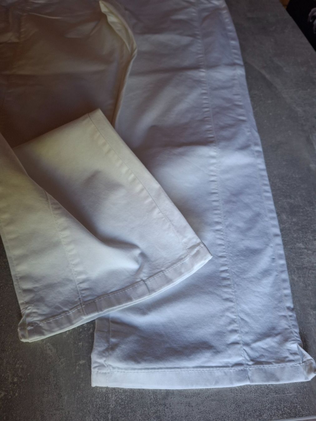 C&A Pantaloni: Pantalon blanc 98% coton taille 44 marque C&A – Usato da Villiers venduto da san_jn5w 1
