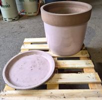 Grosser Pflanzentopf mit passendem Untersetzer in Rosa - Set