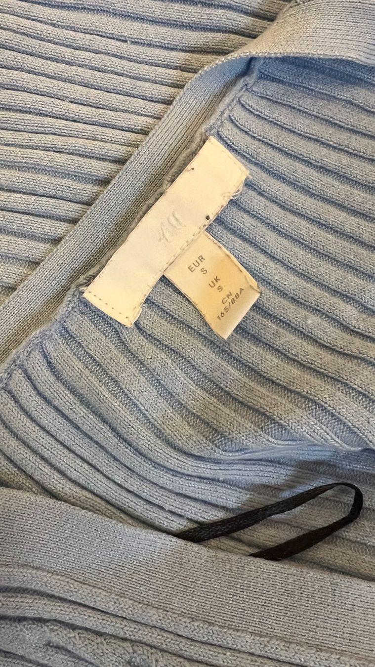 H&M Maglioni & Felpe: H&M Feinstrick Cardigan Hellblau gerippt Gr. S – Usato da Hondrich venduto da Greppen37 1