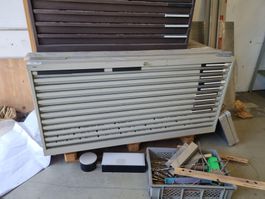 23. Schraubstock/ Planschrank