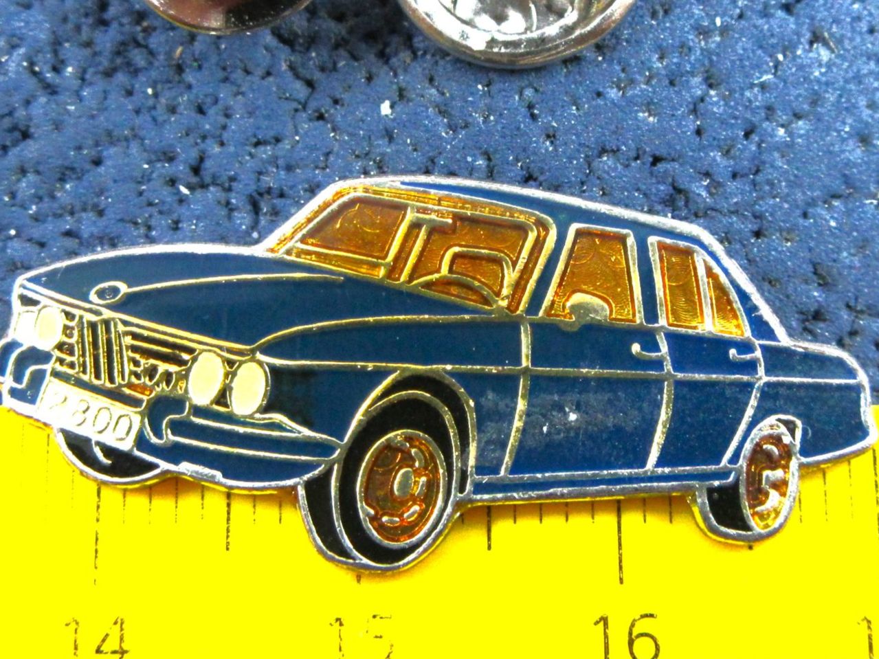 BMW Plaketten & Abzeichen: BMW 2800 AUTO PIN GLASIERT OLDI MIT SECURITY-CLIP – Gebraucht aus Ettingen von Hausi4711 1