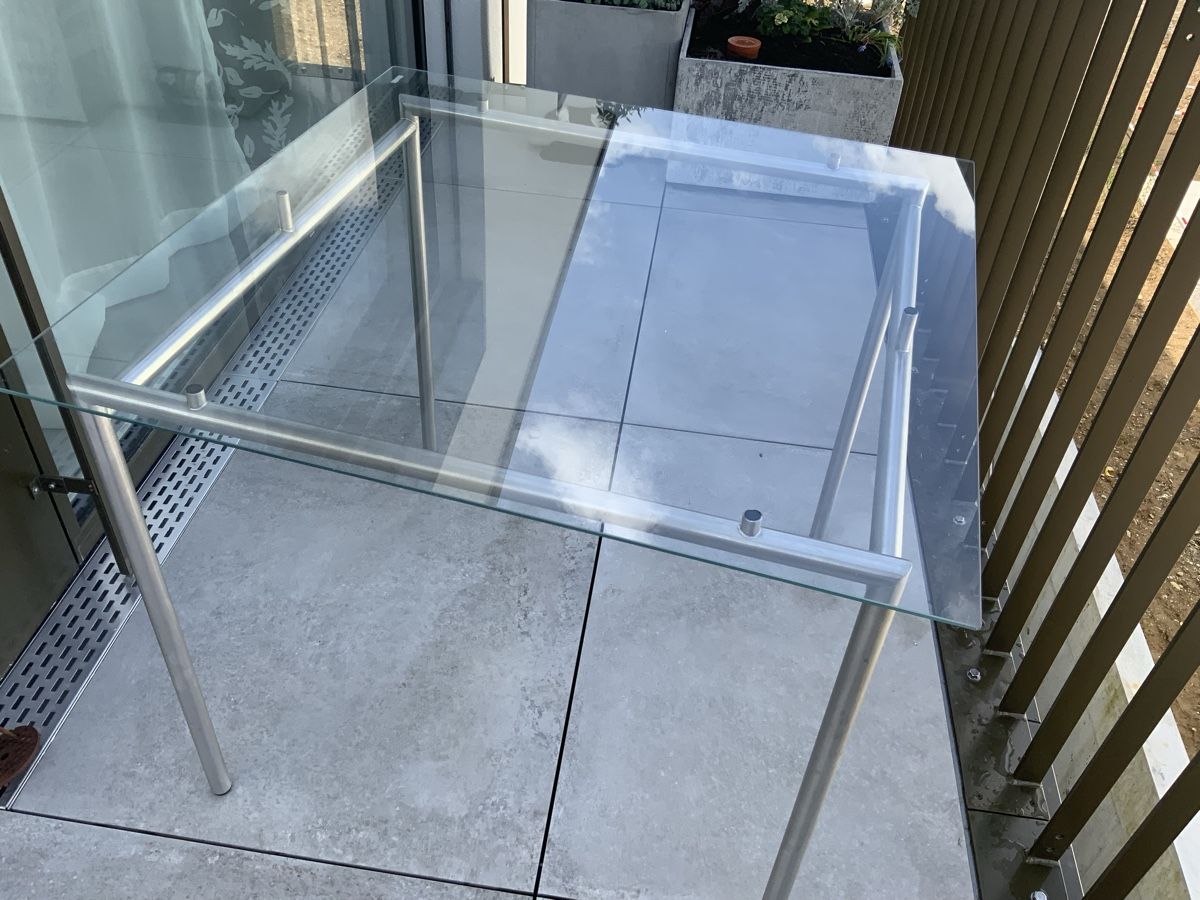 Tavoli: Moderner Glastisch, Edelstahl, Balkon- oder Gartentisch – Usato da Olten venduto da nachTagetes