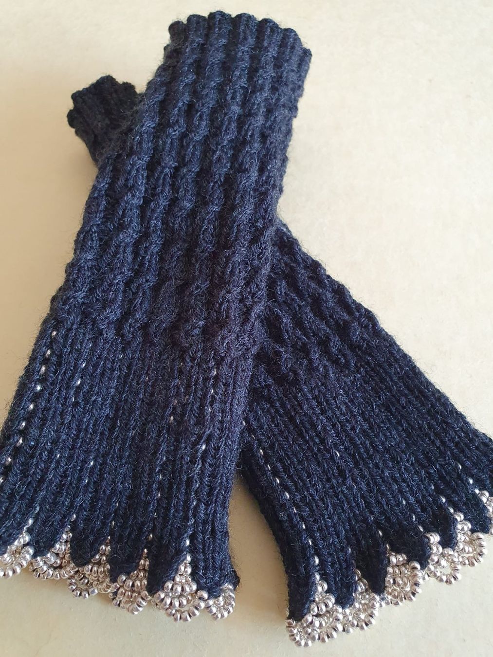Altro in  Abbigliamento & Accessori: Armstulpen / Amedisli / Pulswärmer anthrazit, mit Perlen – Nuovo (secondo la descrizione) da Jonen venduto da h-blxgirl79 1