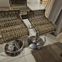 Tabourets de bar pivotants effet rotin