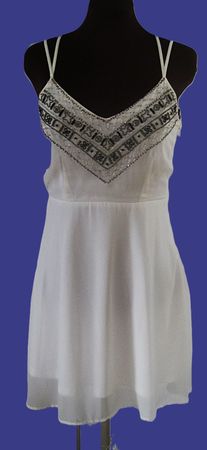 Weisses Sommerkleid mit Perlenstickerei & speziellem Rücken