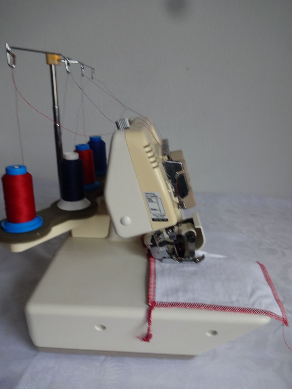 Machines à coudre: Overlock "" BERNETTE 334DS "" electronic for BERNNINA – D'occasion à Frauenfeld par rey06 4