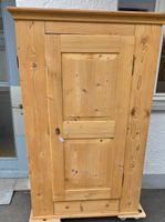 Antiker Engadiner Schrank im Biedermeier-Stil (um 1860)