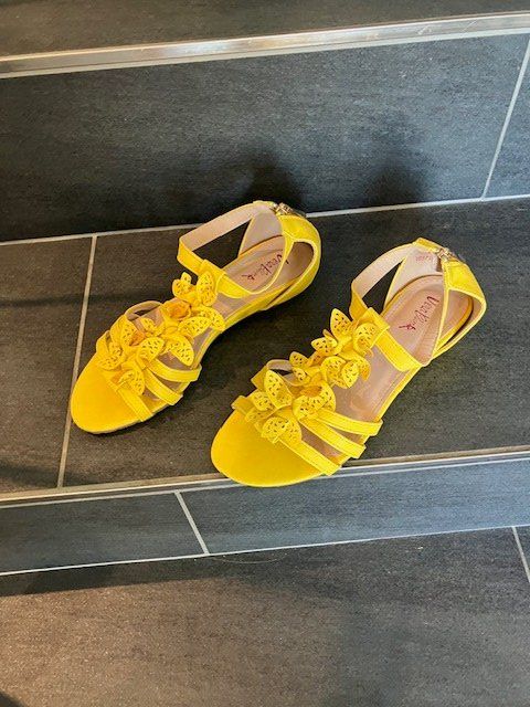 Scarpe da donna: Attraktive Sandale, Grösse 38, Farbe: Sonnengelb – Nuovo (secondo la descrizione) da Märwil venduto da Yvonne034
