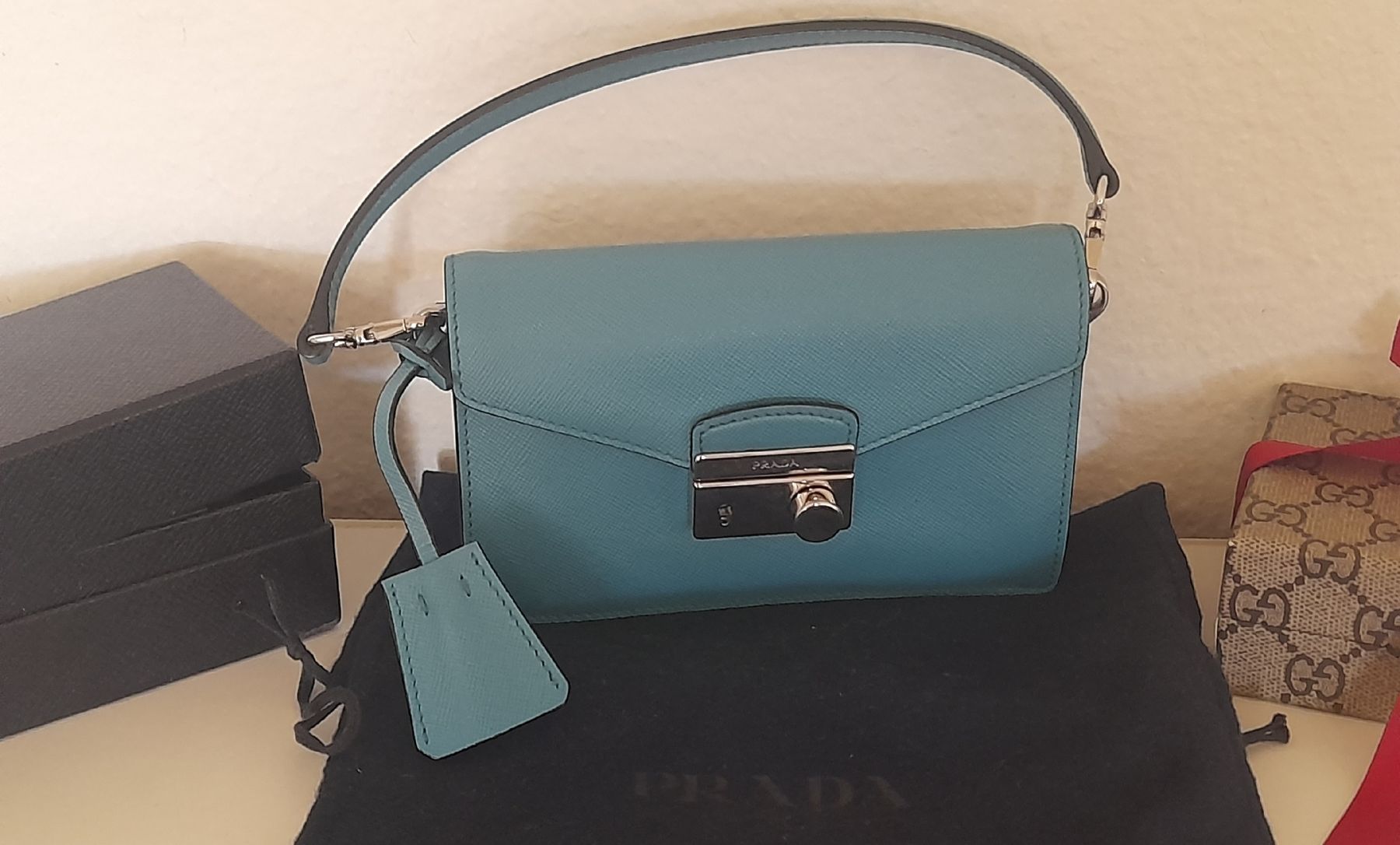 Prada Taschen für Damen: Sac PRADA En cuir – Gebraucht aus Lausanne von Glam-Luxe