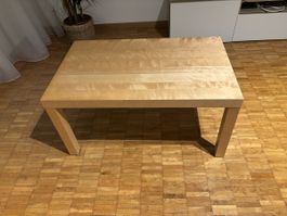 Couchtisch aus hellem Holz, allgemein einsetzbar
