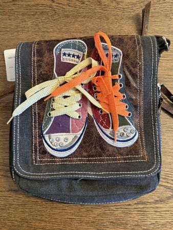 Umhängetasche grau mit Sneaker-Motiv neu mit Etikett