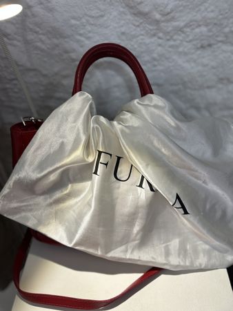 Sac à main rouge en cuir FURLA, hanses et bandoulière