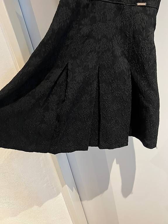 Kleider: Guess Kleid Neu mit Etikett – Gebraucht aus Ebmatingen von N.Bu 1