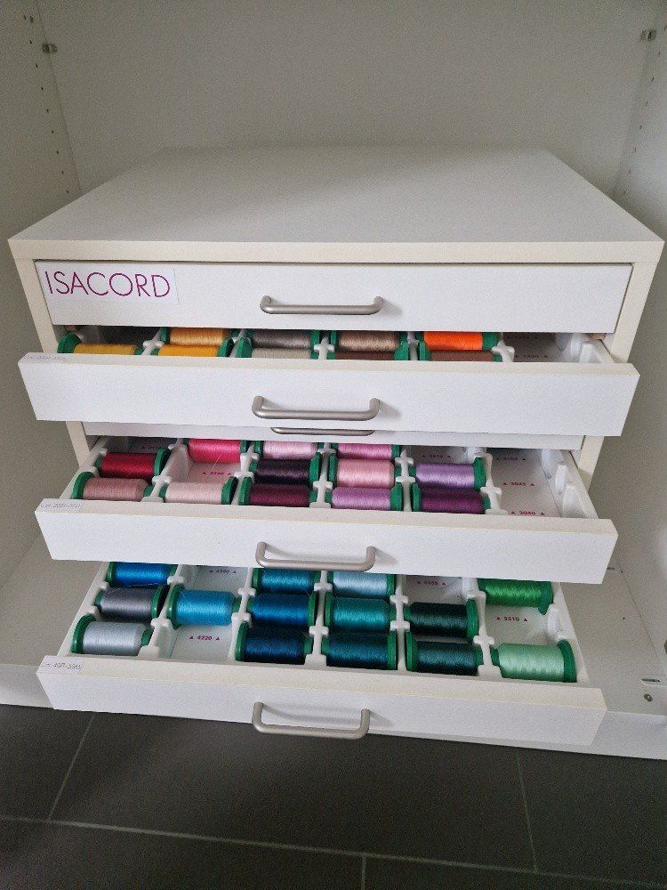 Cordicelle & Fili: Original Isacord Stickfaden-Möbel – Usato da Möriken AG venduto da 13-bergbahn 2