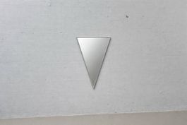 Specchio da parete triangolare con bordi sfaccettati
