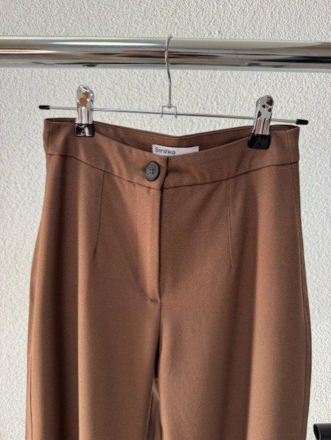 Pantaloni: Bershka Stoffhose braun Gr.34 – Usato da Uster venduto da lor_7by9