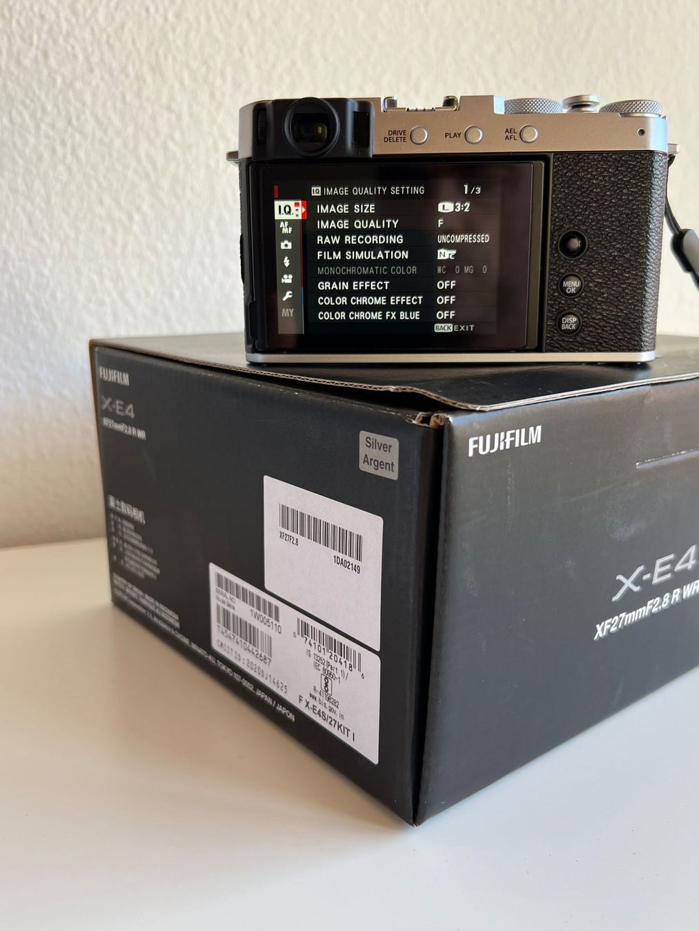 Fujifilm Fotocamera: Fujifilm X-E4 Kit XF 27/2.8 Silber OVP – Usato da Zürich venduto da Yuri_D 3