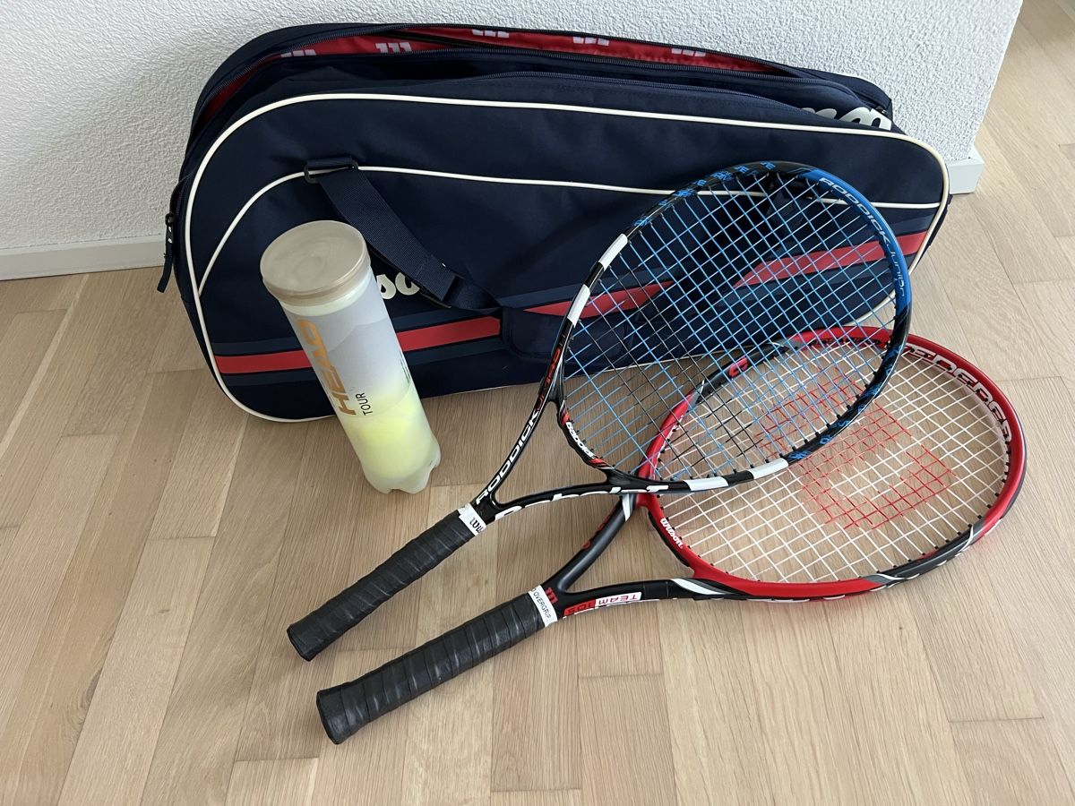 Wilson Ballons: 2 Tennisschläger + Zubehör – D'occasion à Braunau par Desil2511