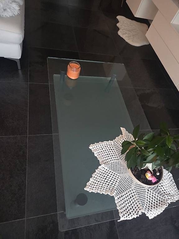 Tische: Moderner Glas-Couchtisch mit Ablage – Gebraucht aus Bern von ale_9597 1
