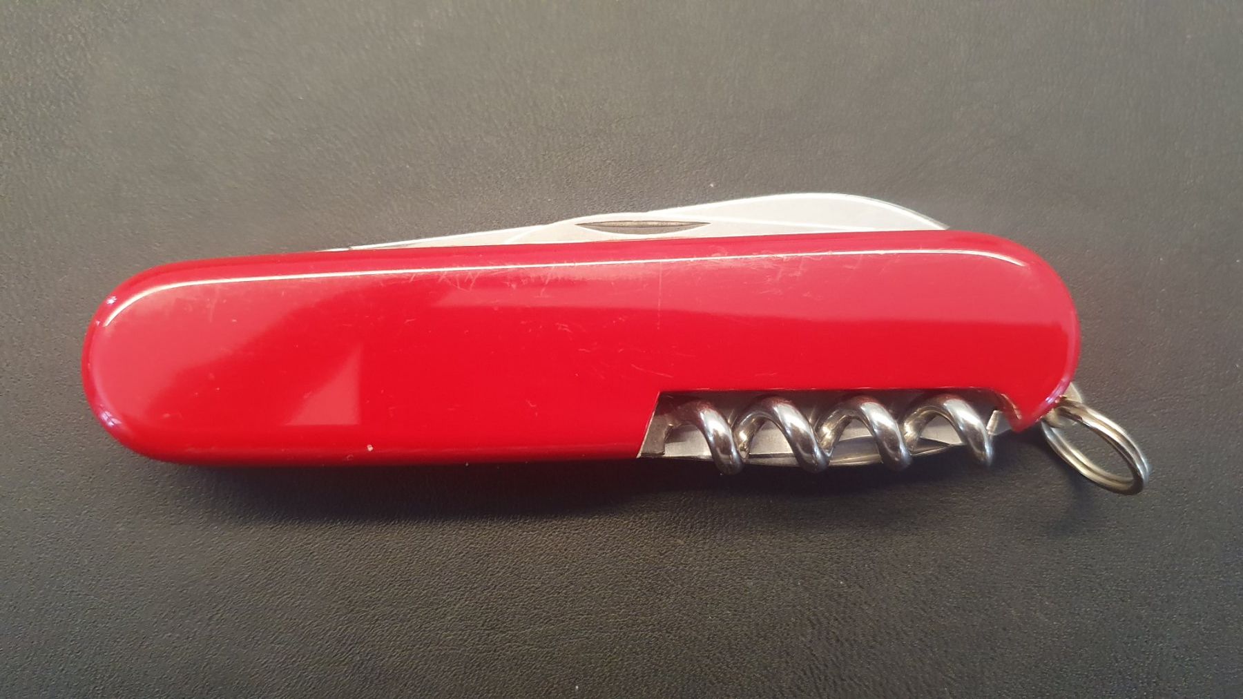 Victorinox Coltelli tascabile: 3 Victorinox Taschenmesser mit Logo – Usato da Härkingen venduto da MarianneSi 1